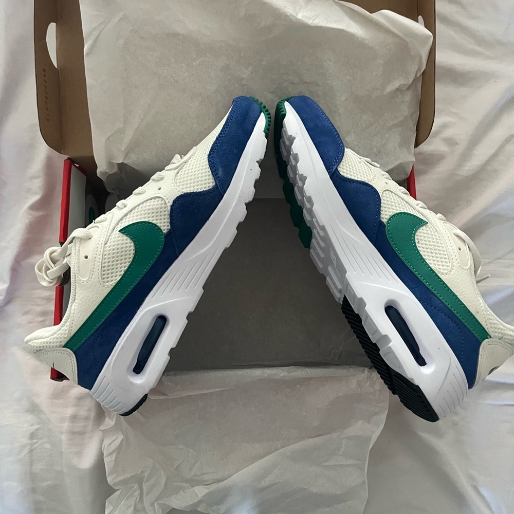 NEW NIKE Airmax Sneakers - Women’s Size 9.5